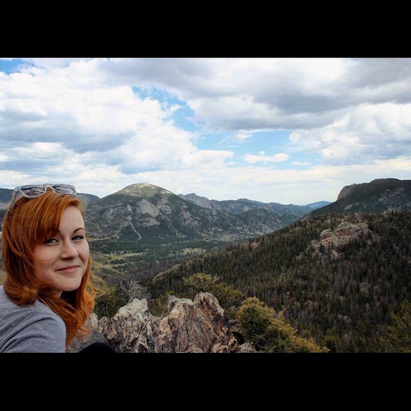 Meet your Posher, Amanda ✨🤙✨ - Picture 5 of 8